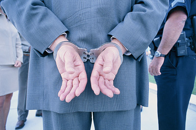 員工被行政拘留 用人單位可否以曠工為由解除勞動合同？